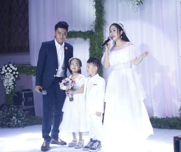 Chồng trẻ kém 7 tuổi của Lê Phương khoe giọng hát tình cảm trong tiệc cưới 3