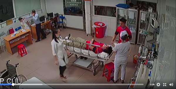 Người nhà bệnh nhân xông vào phòng cấp cứu hành hung bác sĩ
