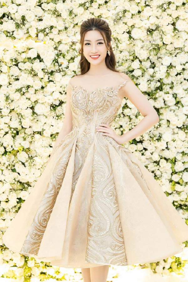 Váy khoe vòng 1 đầy đặn của "bạn gái Noo Phước Thịnh" đẹp nhất tuần 10