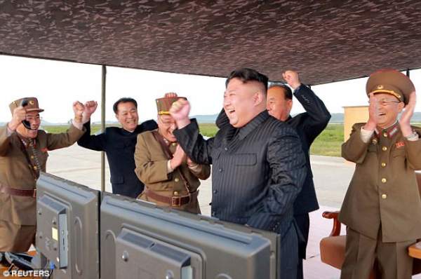 Kim Jong-un vỗ tay xem bắn tên lửa bay xa chưa từng thấy 2