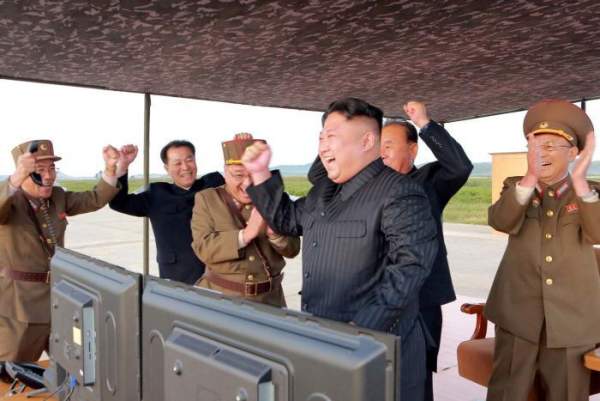 Đằng sau tuyên bố khác thường của Kim Jong-un về hạt nhân