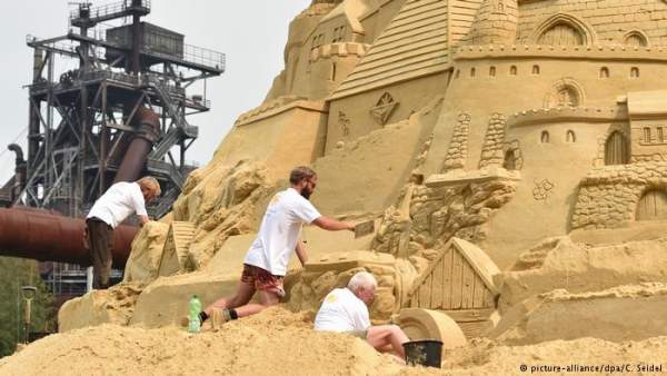Du khách đổ xô check-in lâu đài cát "khủng" phá vỡ kỷ lục thế giới 2