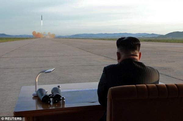 Kim Jong-un vỗ tay xem bắn tên lửa bay xa chưa từng thấy 7