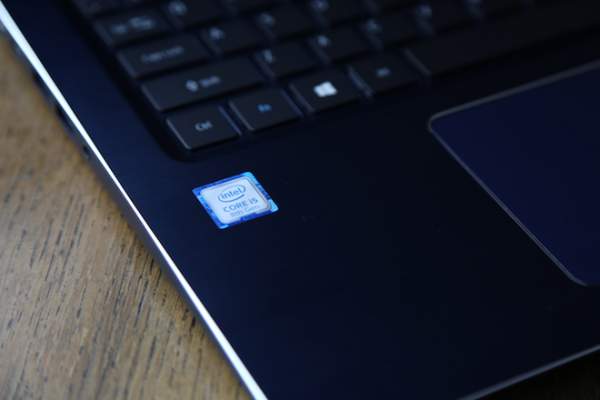 Lộ diện laptop chạy vi xử lý Intel Core i thế hệ thứ 8 đầu tiên tại VN 2