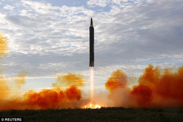 Kim Jong-un vỗ tay xem bắn tên lửa bay xa chưa từng thấy 3