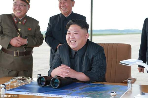 Kim Jong-un vỗ tay xem bắn tên lửa bay xa chưa từng thấy 6