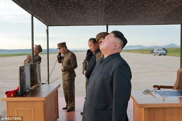 Kim Jong-un vỗ tay xem bắn tên lửa bay xa chưa từng thấy 5