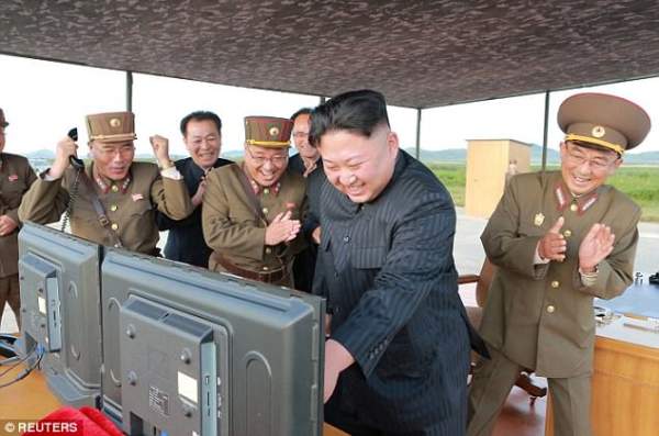 Kim Jong-un vỗ tay xem bắn tên lửa bay xa chưa từng thấy 4