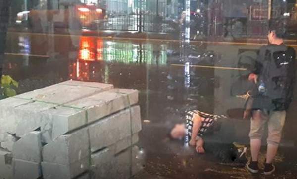 Bất chấp mưa bão, chàng trai nằm lăn ra đường "ăn vạ" người yêu 3