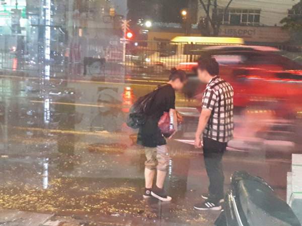 Bất chấp mưa bão, chàng trai nằm lăn ra đường "ăn vạ" người yêu 2