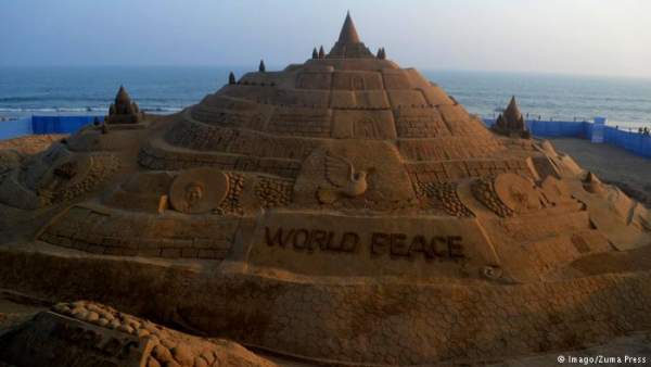 Du khách đổ xô check-in lâu đài cát "khủng" phá vỡ kỷ lục thế giới 3
