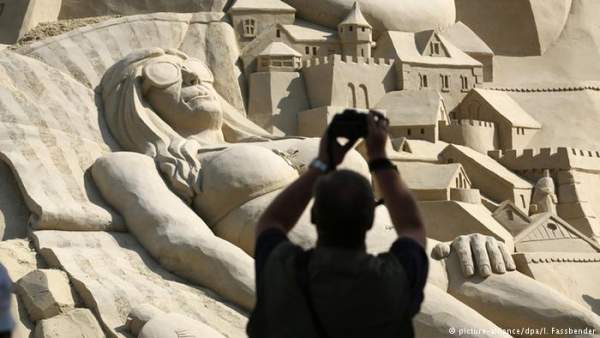 Du khách đổ xô check-in lâu đài cát "khủng" phá vỡ kỷ lục thế giới 7