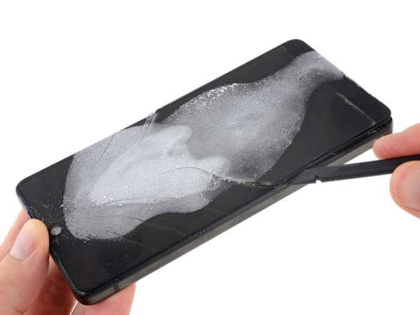 Xem màn "tra tấn" thả rơi điện thoại Essential Phone 2