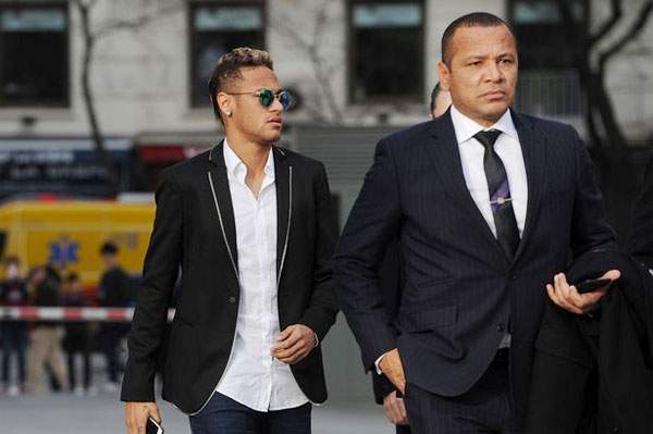 U60 bố Neymar vẫn cưa cẩm gái không kém gì con 2