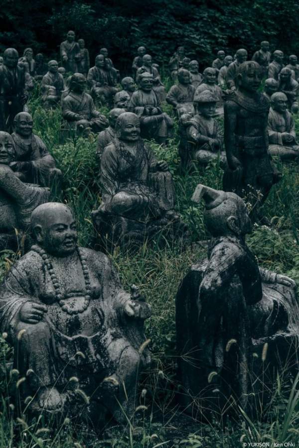 Lạnh gáy đi trong khu vườn với hàng trăm bức tượng bị bỏ hoang 11