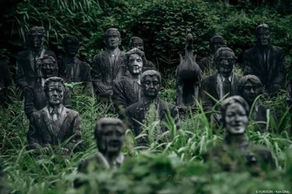Lạnh gáy đi trong khu vườn với hàng trăm bức tượng bị bỏ hoang 2