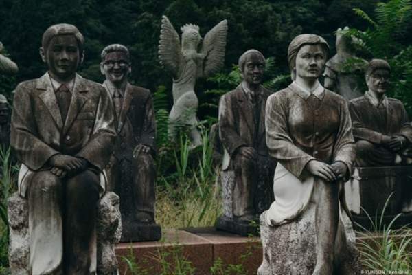 Lạnh gáy đi trong khu vườn với hàng trăm bức tượng bị bỏ hoang 13