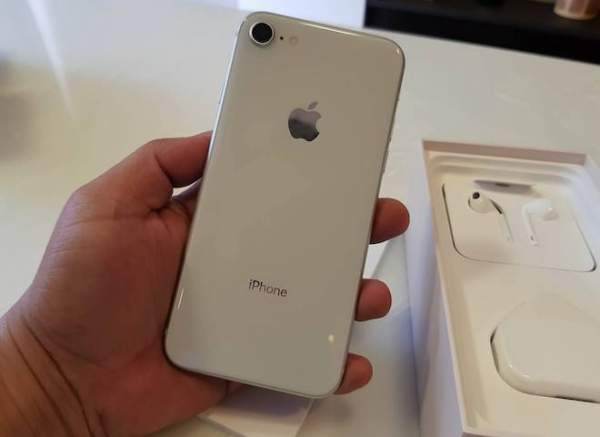 Apple chưa mở bán, iPhone 8 và iPhone 8 Plus đã bị "đập hộp" tại VN 3
