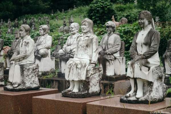 Lạnh gáy đi trong khu vườn với hàng trăm bức tượng bị bỏ hoang 8