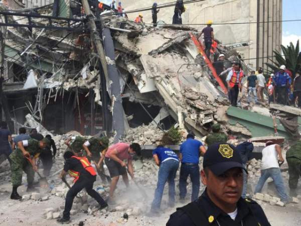 Video: Hàng loạt tòa nhà lắc lư, đổ sập vì động đất Mexico 2