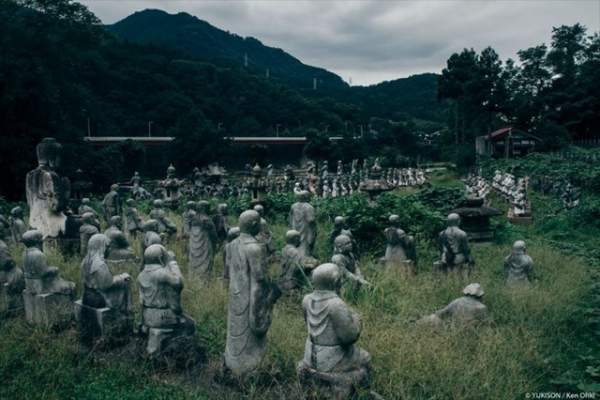 Lạnh gáy đi trong khu vườn với hàng trăm bức tượng bị bỏ hoang 7