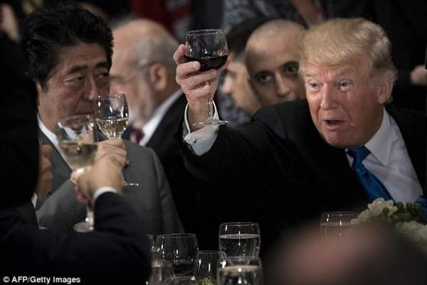 Bí mật bên trong ly rượu của Tổng thống Trump 2