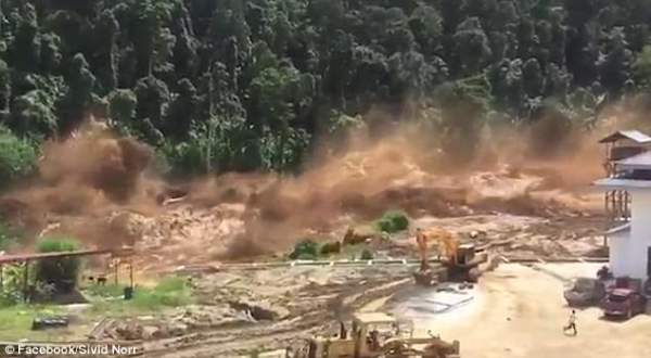Video: Vỡ đập nước kinh hoàng ở Lào, dân chạy thục mạng
