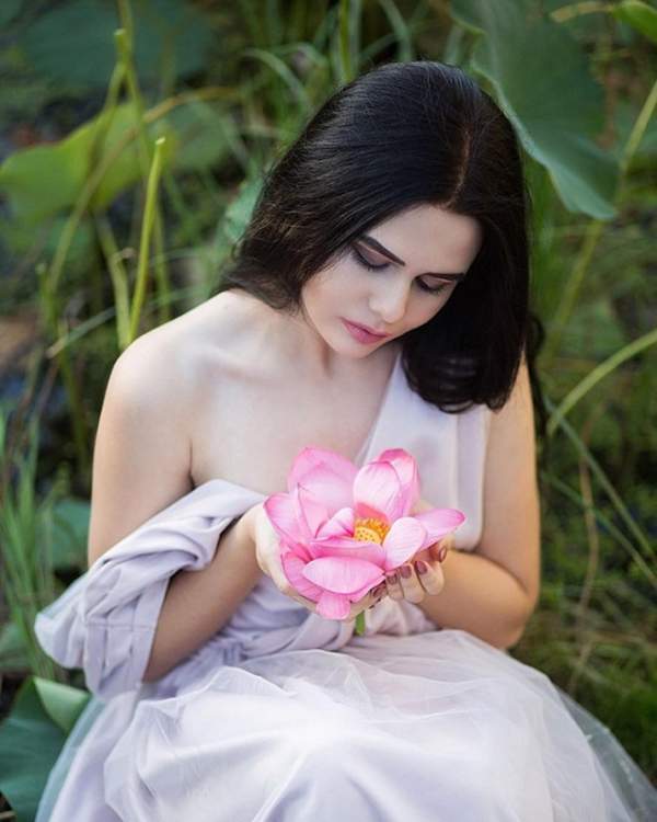 Thiên thần nội y 19 tuổi bị phạt vì chụp ảnh với hoa sen quý hiếm 4