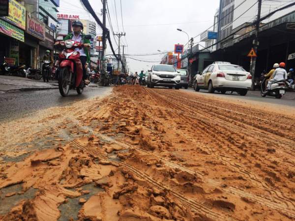 Xe ben rải đất, đường Sài Gòn như ruộng cày 3