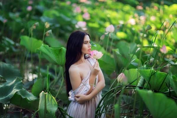 Thiên thần nội y 19 tuổi bị phạt vì chụp ảnh với hoa sen quý hiếm 7