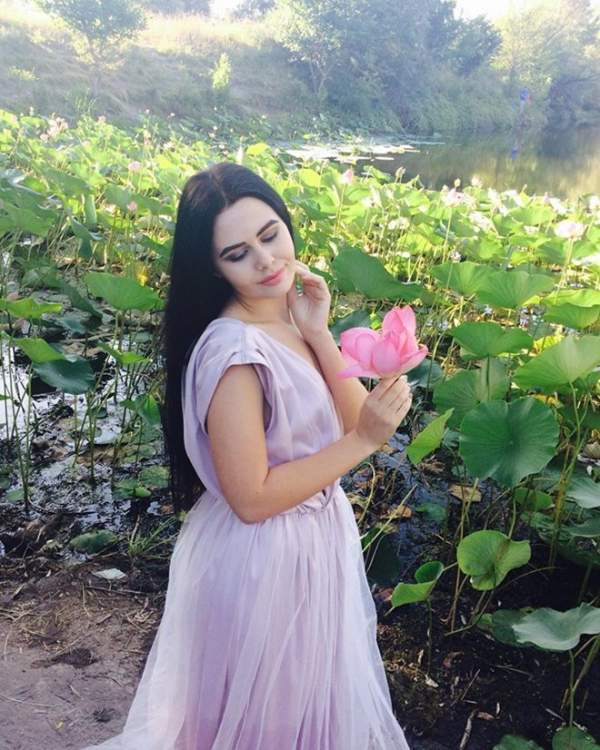 Thiên thần nội y 19 tuổi bị phạt vì chụp ảnh với hoa sen quý hiếm 8