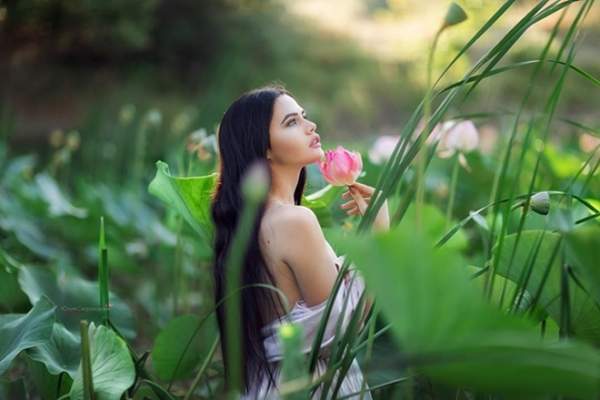 Thiên thần nội y 19 tuổi bị phạt vì chụp ảnh với hoa sen quý hiếm 3