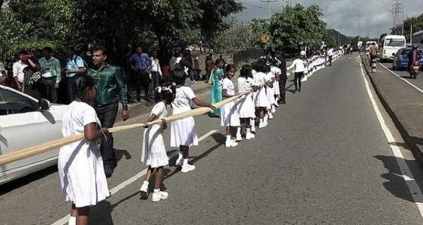 Váy cưới dài 3,2 km, cô dâu phải nhờ 250 học sinh bỏ học để bê 2