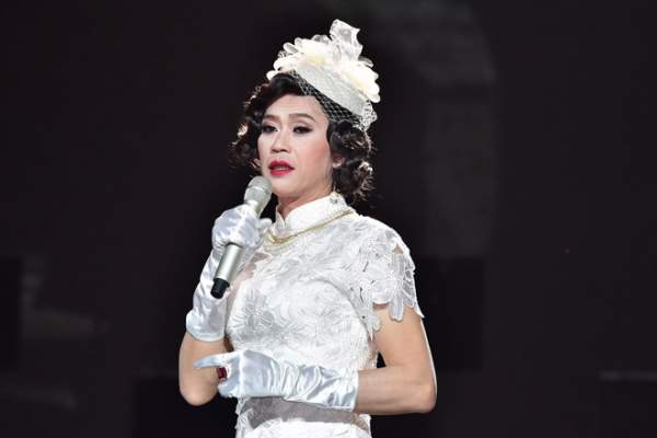 Hoài Linh giả gái đánh ghen Quang Hà trên sân khấu 8