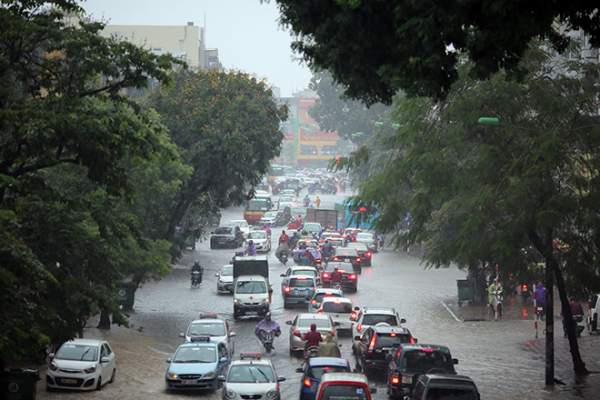 Áp thấp nhiệt đới sắp đổ bộ Quảng Ninh-Hải Phòng, Hà Nội mưa lớn