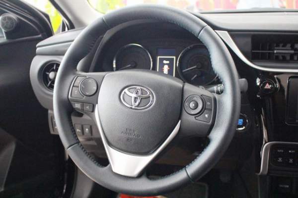 Giảm giá 40 triệu đồng, Toyota Corolla Altis 2.0V 2017 có gì? 10