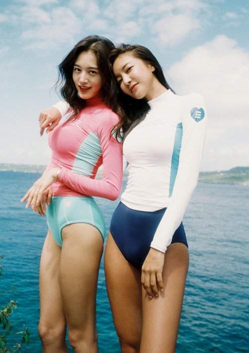 2 kiều nữ Hàn Quốc kín đáo vẫn đẹp với áo tắm thể thao 2