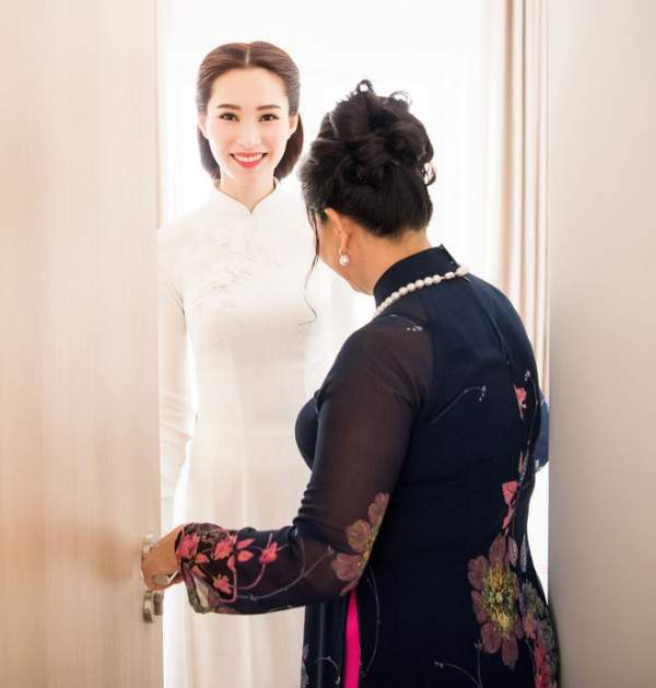 Hoa hậu Thu Thảo đẹp tựa tiên nữ trong lễ ăn hỏi bí mật 6
