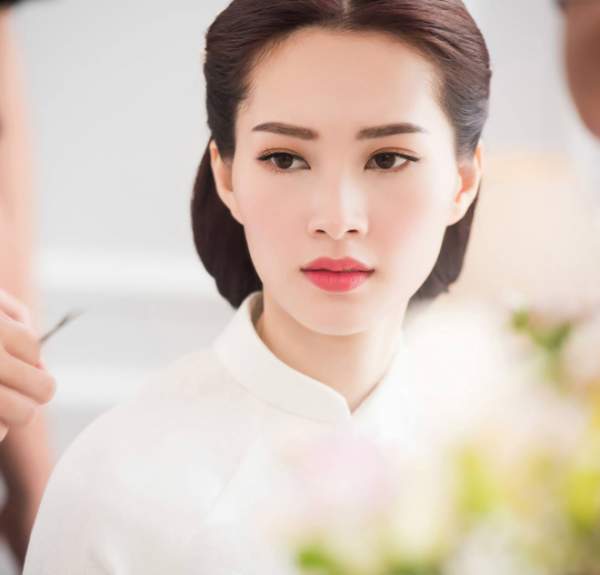 Hoa hậu Thu Thảo đẹp tựa tiên nữ trong lễ ăn hỏi bí mật 9