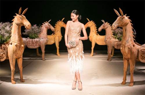 Á hậu cao nhất Việt Nam quá lộng lẫy tại tuần thời trang Việt 11