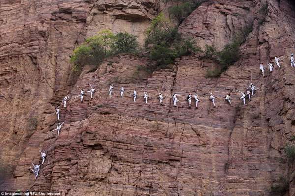 Màn trình diễn yoga tập thể cực liều và cực đẹp trên vách núi 2