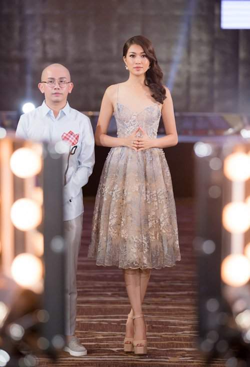 Váy nữ thần quá lộng lẫy của Phạm Hương đẹp nhất tuần qua 7