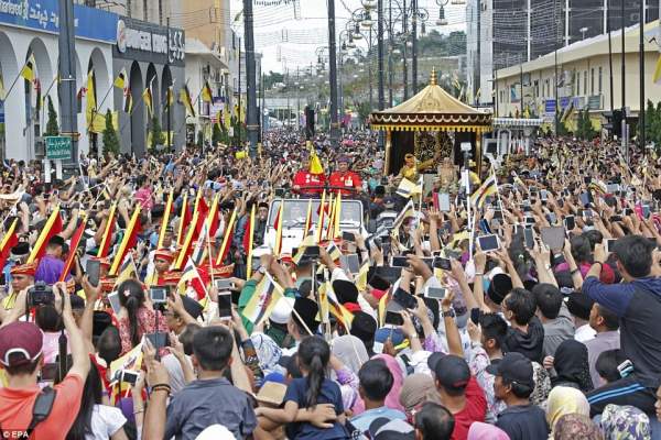 Quốc vương Brunei diễu phố trên xe mạ vàng lóng lánh 4