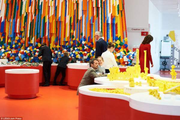 Choáng ngợp tòa nhà được làm từ 25 triệu mảnh ghép Lego 5
