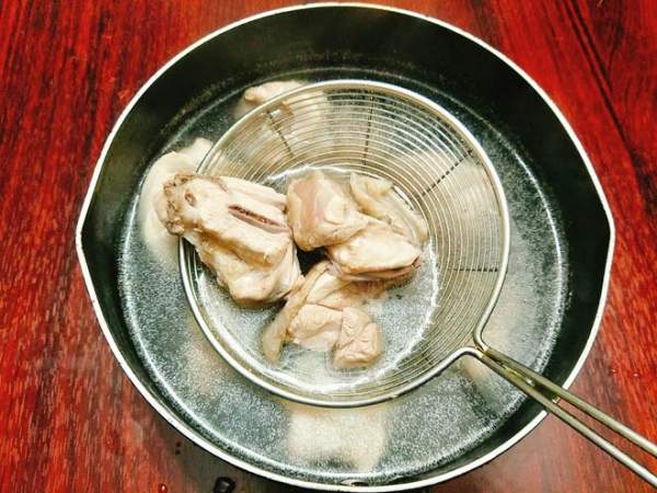 Canh thịt gà nấu nấm hương ngọt thanh, bổ dưỡng cho ngày thu mát mẻ 4