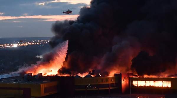 Cháy chợ khủng khiếp ở Nga, bầu trời như tận thế