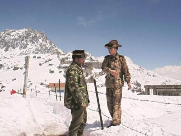 Bộ trưởng QP Ấn Độ thăm biên giới giáp TQ, gặp điều bất ngờ 2
