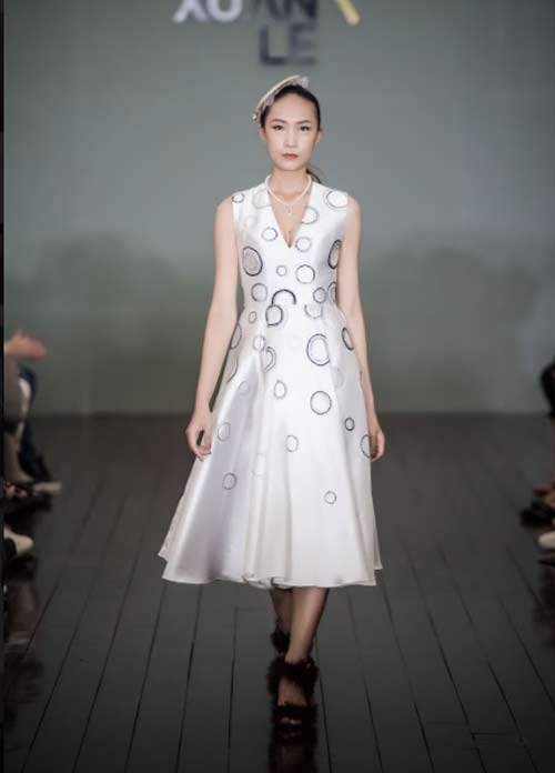 Thanh Mai U50 vẫn đẹp như tiên với váy trăm triệu đính ngàn viên pha lê 10