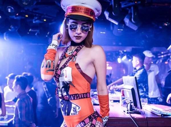 Vì sao vũ công trong quán bar phải mặc sexy hơn cả DJ? 9
