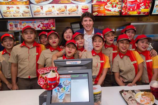Thủ tướng điển trai Canada gây “bão” khi mua gà rán ở Manila